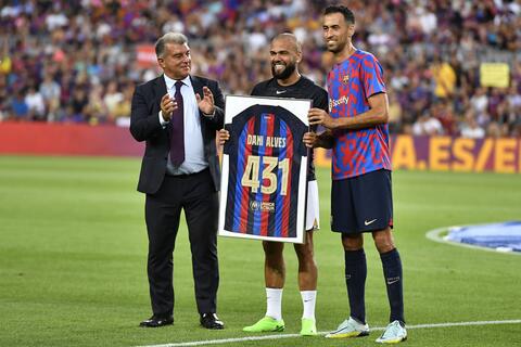 رسميًا: سيرجيو بوسكيتس يعلن رحيله عن برشلونة