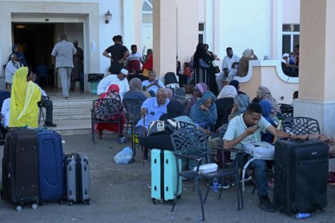 Hundreds of Nigerians flee war in Sudan