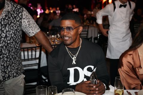 Vaccine blinds and paralyzes Jamie Foxx