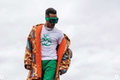 ويجز بقميص نسائي شفاف.. هل حاول تقليد هاري ستايلز؟