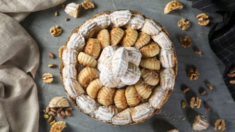 طريقة عمل معمول العيد بالفستق والجوز