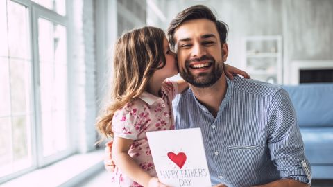 معايدات عيد الأب: أجمل عبارات التهنئة بعيد الأب