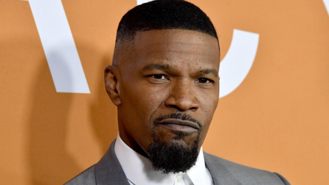 Vaccine blinds and paralyzes Jamie Foxx