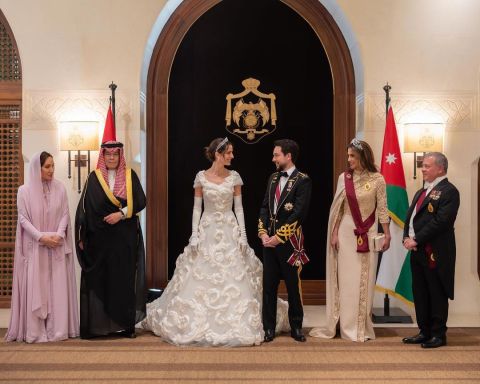 What's written on crowns of Queen Rania, Princess Iman and Princess Rajwa?