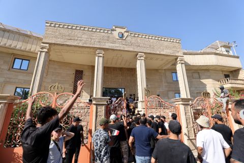 Iraqi protestors storm Swedish embassy in reaction to Quran burning