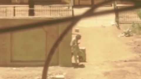 السودان: فيديو يوثق لحظة اغتصاب مسلح لفتاة في الشارع العام