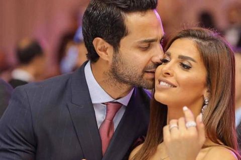 كريم فهمي و زوجته في لحظات رومانسية من على شاطىء البحر