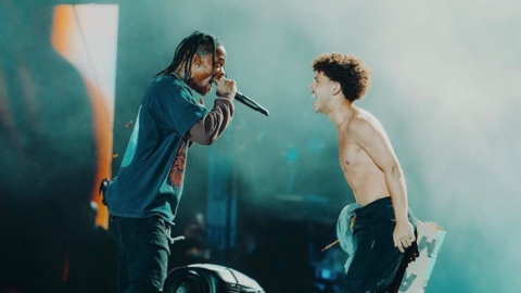 Egyptian fan sings on stage with Travis Scott