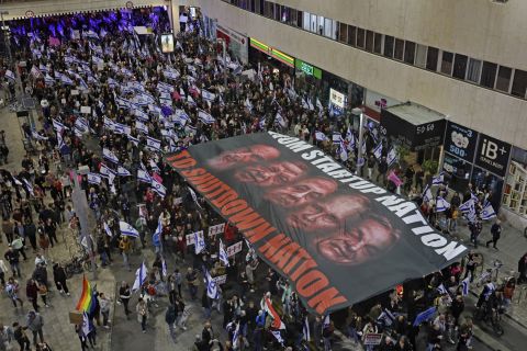 More Israeli soldiers join protests against Netanyahu's 