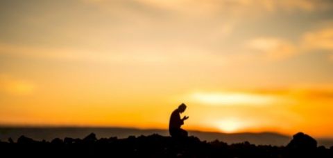 لماذا ربط الإسلام مواقيت الصلاة بحركة الشمس؟ (فيديو)