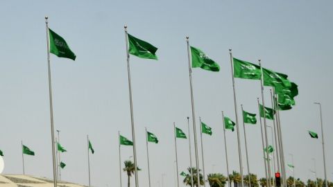 لحظات مروعة: شاب يفلت من هجوم قرش أبيض
