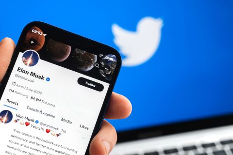 إيلون ماسك يضع حد للتغريدات اليومية.. ويعلق 