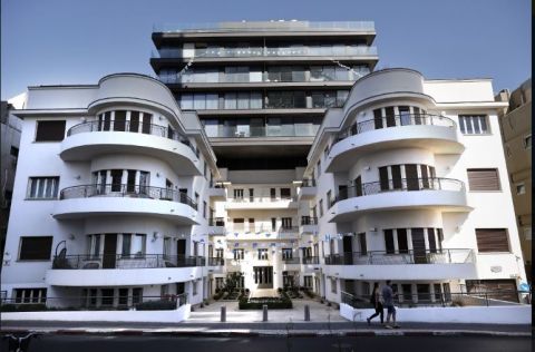 How white paint helps reduce temperature of buildings?