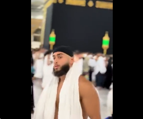بصدرٍ عارٍ وحركات استعراضية.. معتمر يثير الجدل بجلسة تصوير أمام الكعبة 