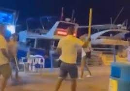 تصدى لهم ببراعة.. معركة عنيفة بين أتراك وسائح هولندي (فيديو)