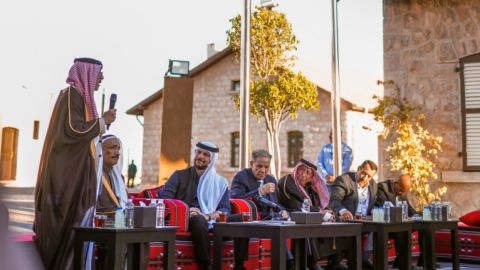  شاهد الأمير الحسين وهو يأكل المنسف بيده في معان