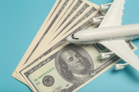 Egyptian private plane with gold, cash stirs debate