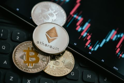 أفضل ٥ عملات رقمية في عام 2023