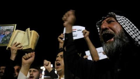 تزامنًا مع مجازر غزة.. حارق القرآن سلوان موميكا يُقبّل علم إسرائيل 