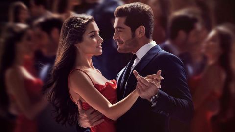Bambaşka Biri episode 1: Leyla and Kenan meet for the first time