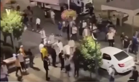 أتراك يحتفلون بالاعتداء على سائح كويتي وعائلته..