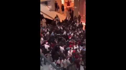 Late-Night rush for iPhone 15 series causes commotion in Dubai