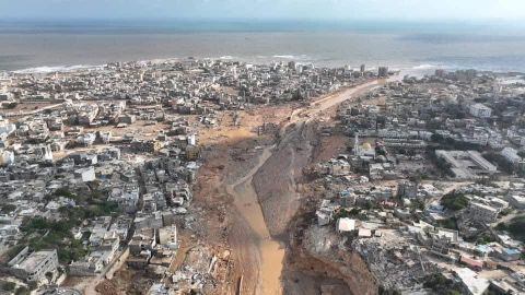 مشاهد مؤلمة.. البحر يلفظ جثث اعصار درنة