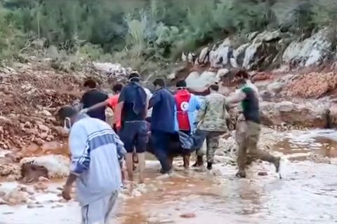 مشاهد مؤلمة.. البحر يلفظ جثث اعصار درنة
