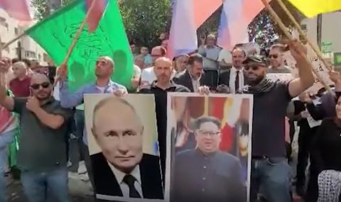 متظاهرون في الخليل يرفعون صور بوتين وكيم جونغ اون