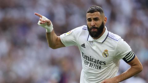 كريم بنزيما بالعقال المقصب في احتفالات يوم التأسيس السعودي