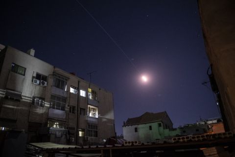 Israeli strike wounds 2 Syrian soldiers in Deir Ezzor