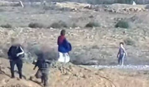 بالفيديو.. كتائب القسام تطلق سراح رهينة اسرائيلية وطفليها