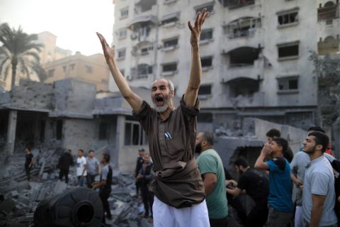 شاهد بكاء والدة زوجة رئيس وزراء اسكتلندا المحاصرة في غزة 