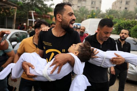 بعد عودة الإتصالات.. جثث ممزقة تملأ شوارع غزة