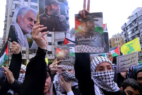 لبنان: الآلاف من خارج 