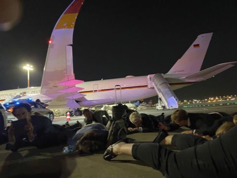 بسبب صواريخ غزة.. شاهد لحظة انبطاح شولتس والوفد الألماني في مطار بن غوريون