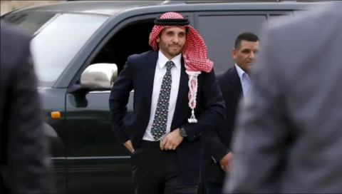 لحية يتخللها الشيب.. الأمير حمزة في أحدث ظهور مع ابنه محمد