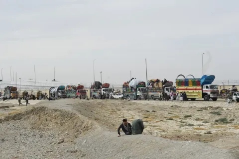 اللاجئون الأفغان يغادرون باكستان مع انتهاء مهلة الحكومة