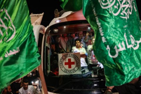 مشهد استفزازي من قبل ضابط اسرائيلي في شمال غزة (فيديو)