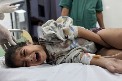 إسرائيل تقصف مبنى الجراحة بمجمع الشفاء الطبي في غزة
