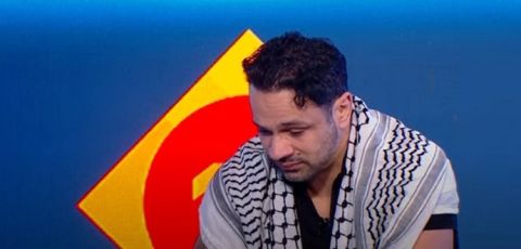 محمد عطية باكيا على الهواء: (الطفل في غزة ضفره برقبتي!)