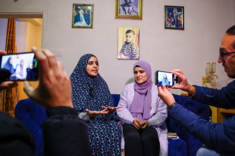 شاهد لحظة انهيار أم أسيرة فلسطينية محررة