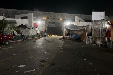 هل قام الجيش الإسرائيلي بترتيب الأسلحة قبل وصول الإعلام لمستشفى الشفاء؟