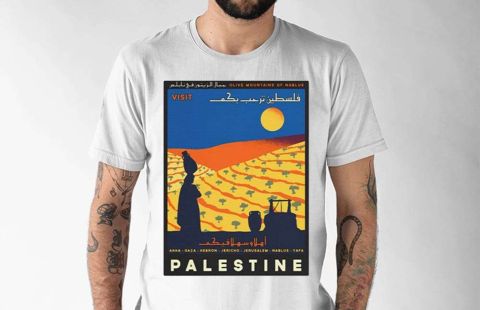 الخطوط الأمريكية تهدد راكب بالطرد.. والسبب قميص فلسطين 