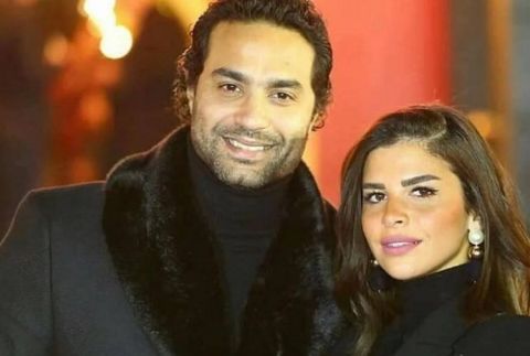 كريم فهمي و زوجته يؤديان مناسك العمرة