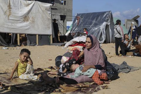 الفوط الصحية ليست رفاهية.. نساء غزة يستنجدن بعد تضاعف مأساتهن