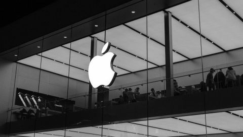 Apple negotiates content licensing deals for AI training