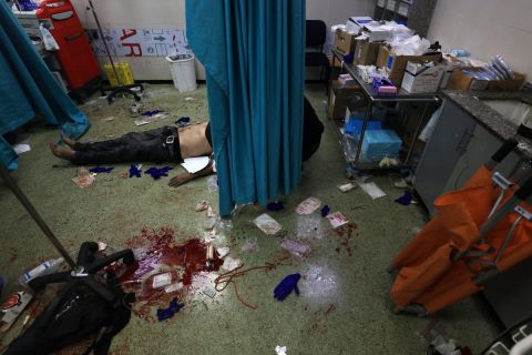 الدبابات الإسرائيلية تحاصر الآلاف داخل مستشفى كمال عدوان.. مخاوف من حدوث مجزرة