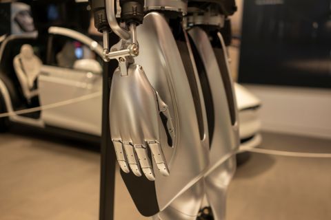 A robot attacks an engineer and spills his blood in a Tesla factory