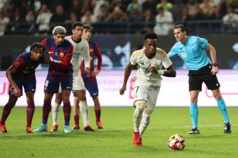 ريال مدريد يسحق برشلونة ويفوز بالسوبر الإسباني في السعودية